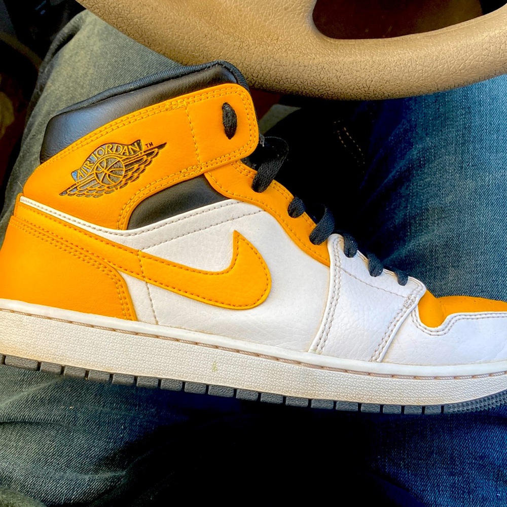 Air Jordan 1 mid University gold 🥶